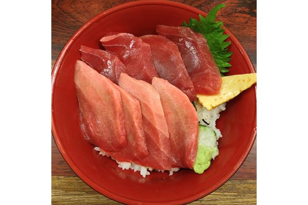Fatty tuna and red tuna kaisen-don