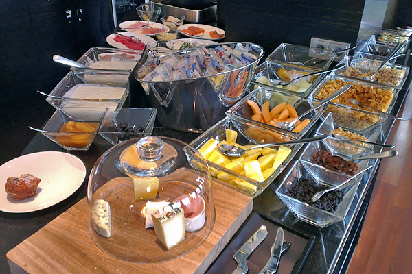 Düsseldorf Hyatt Regency Club: breakfast spread with fruits and cheeses