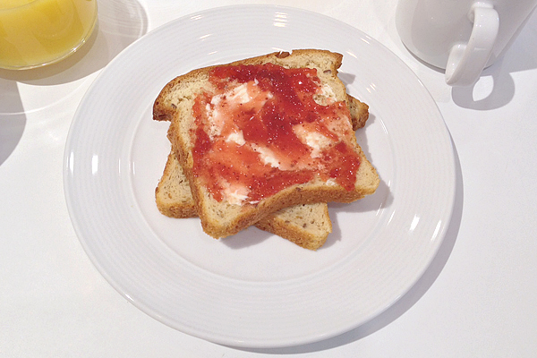 Gluten-free toast and jam at the Grand Hyatt Club, New York