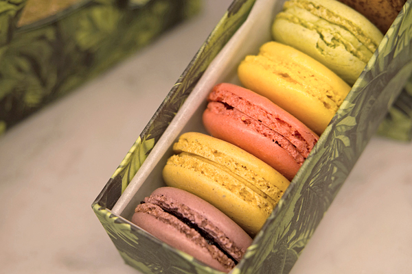 macaron shops in paris